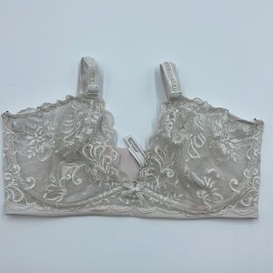 Le Mystere bra pre owned some signs of wear but still a functional great bra